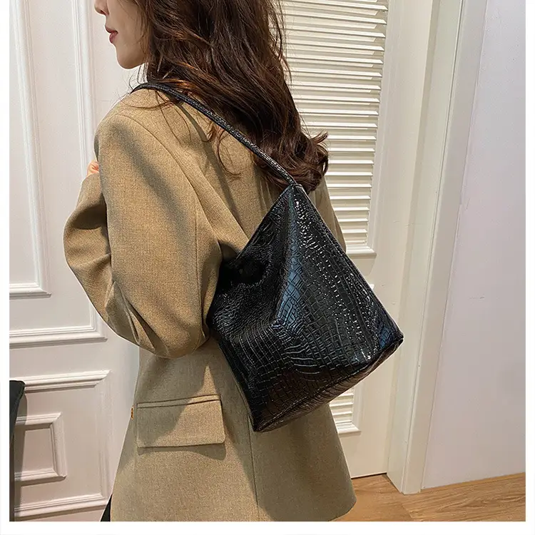 Women's Croc Leather Shoulder Bag Gold Silver Black — feature 12
