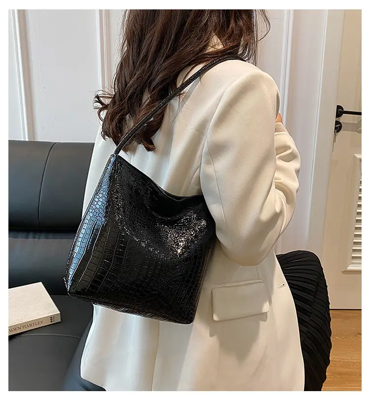 Women's Croc Leather Shoulder Bag Gold Silver Black — feature 2