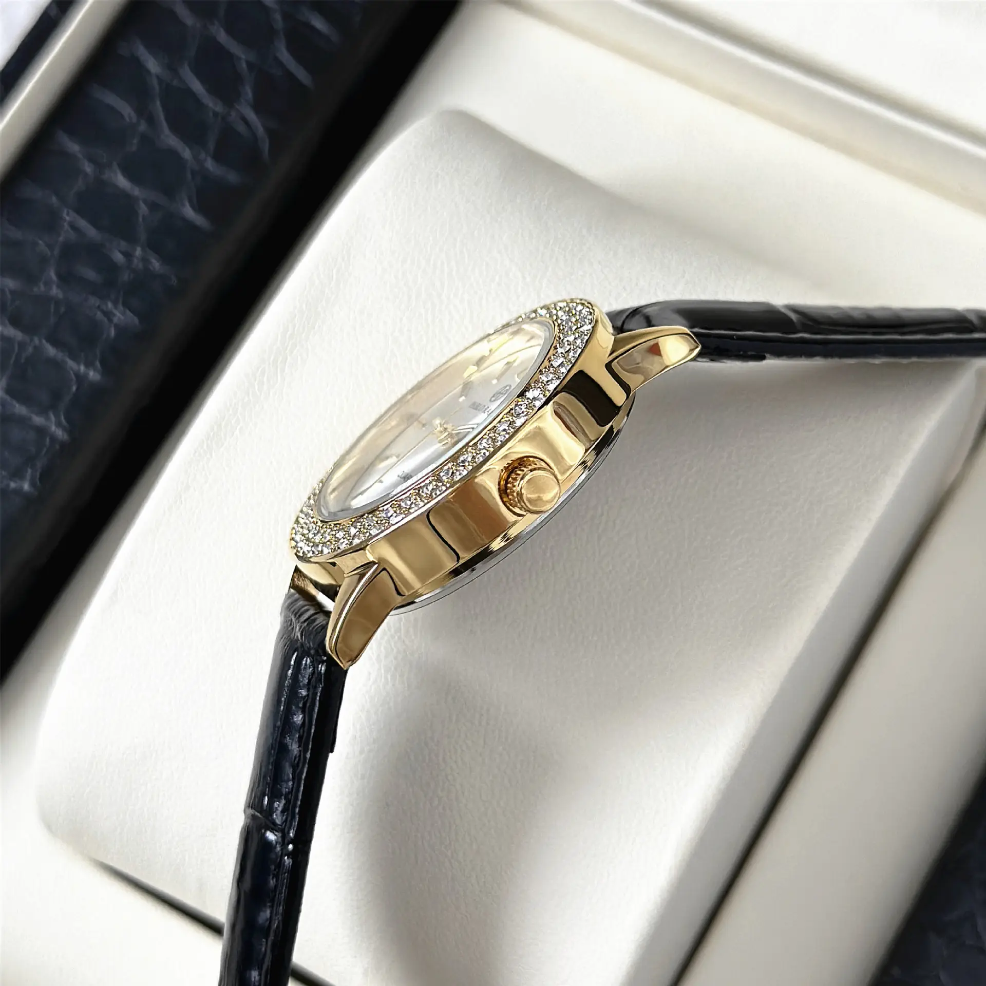 Golden Retro Women's Watch with Rhinestone Dial - Image 5