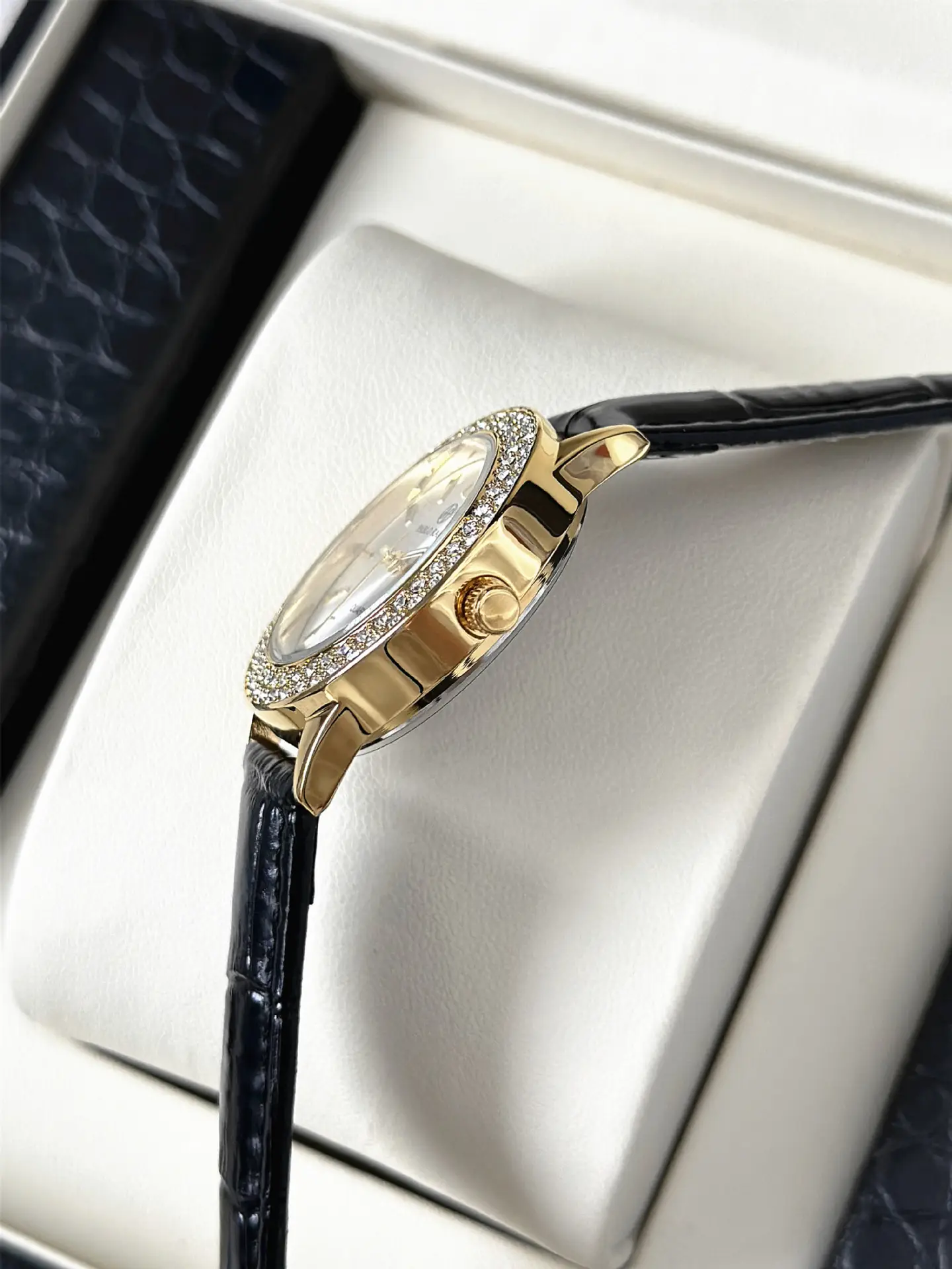 Golden Retro Women's Watch with Rhinestone Dial — feature 15