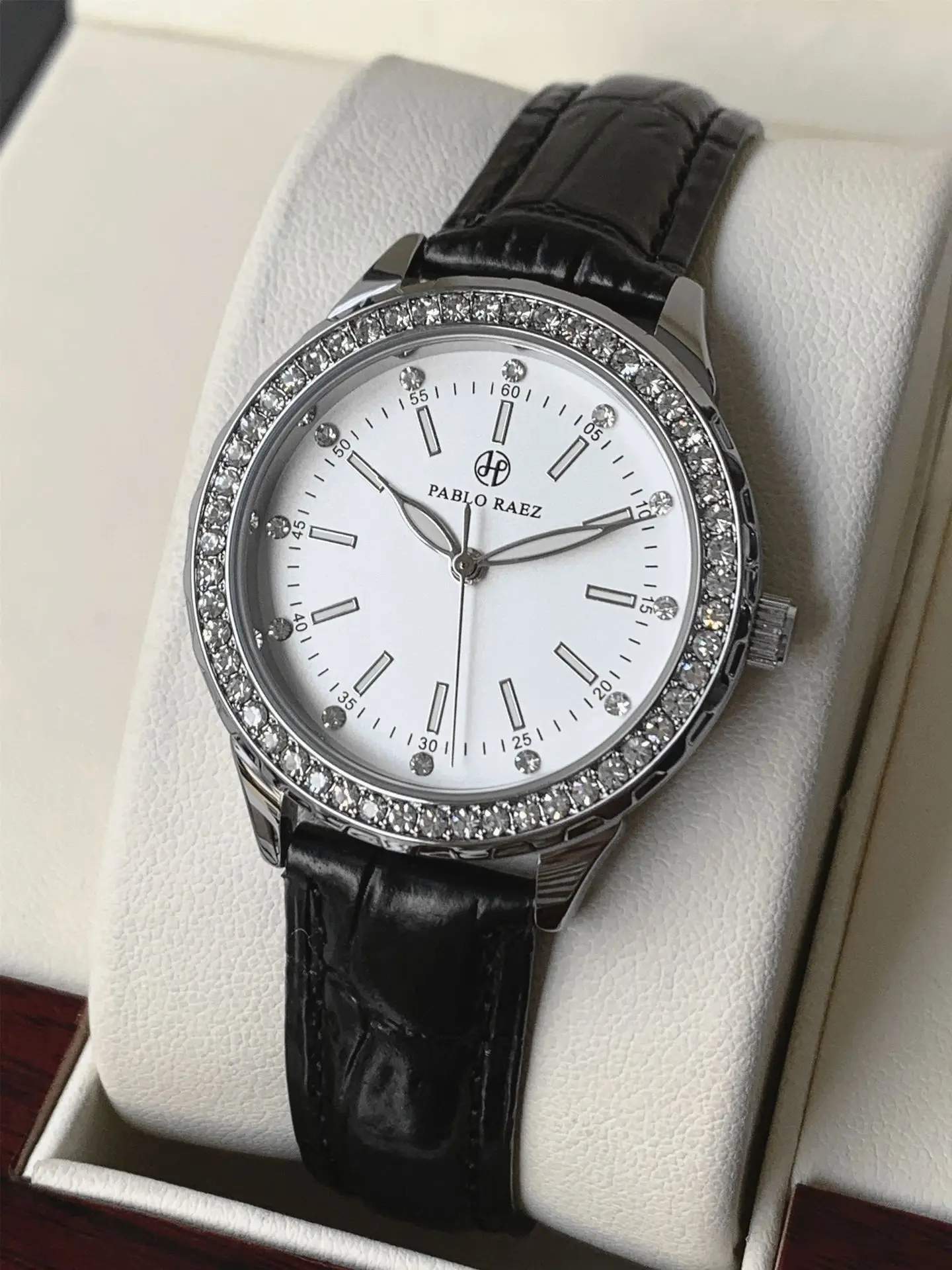 Luxury Rhinestone Ladies Watch Black Belt Quartz Waterproof — feature 10