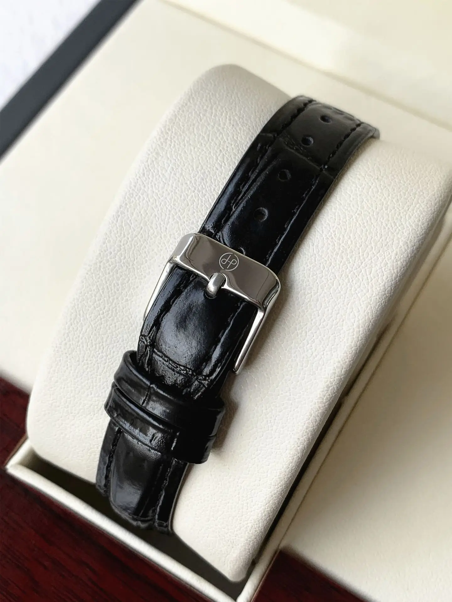 Luxury Rhinestone Ladies Watch Black Belt Quartz Waterproof — feature 11