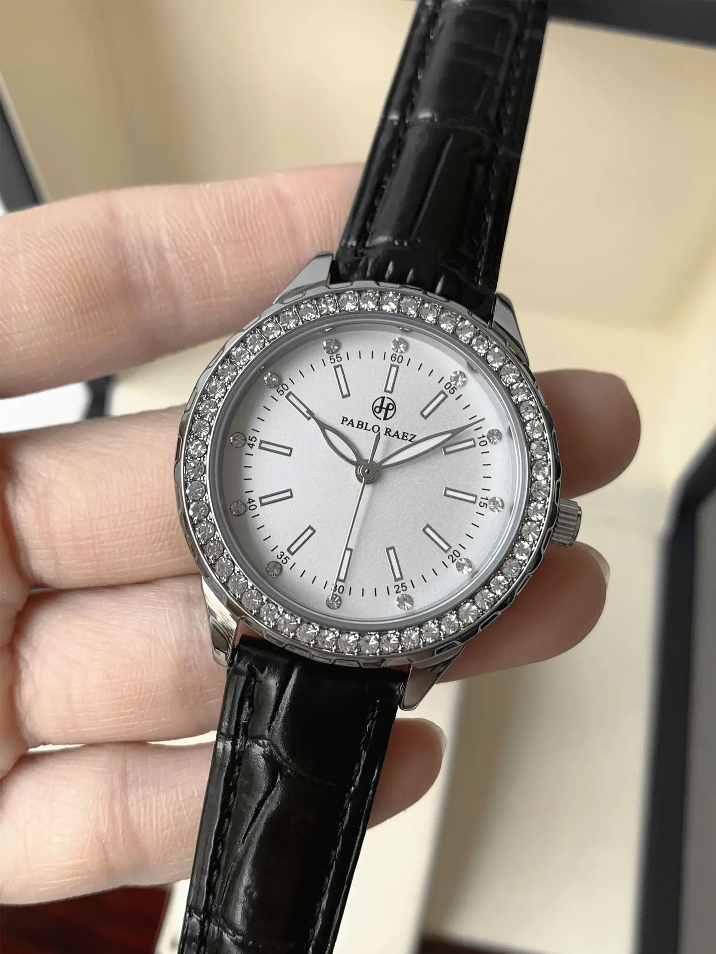 Luxury Rhinestone Ladies Watch Black Belt Quartz Waterproof — feature 15