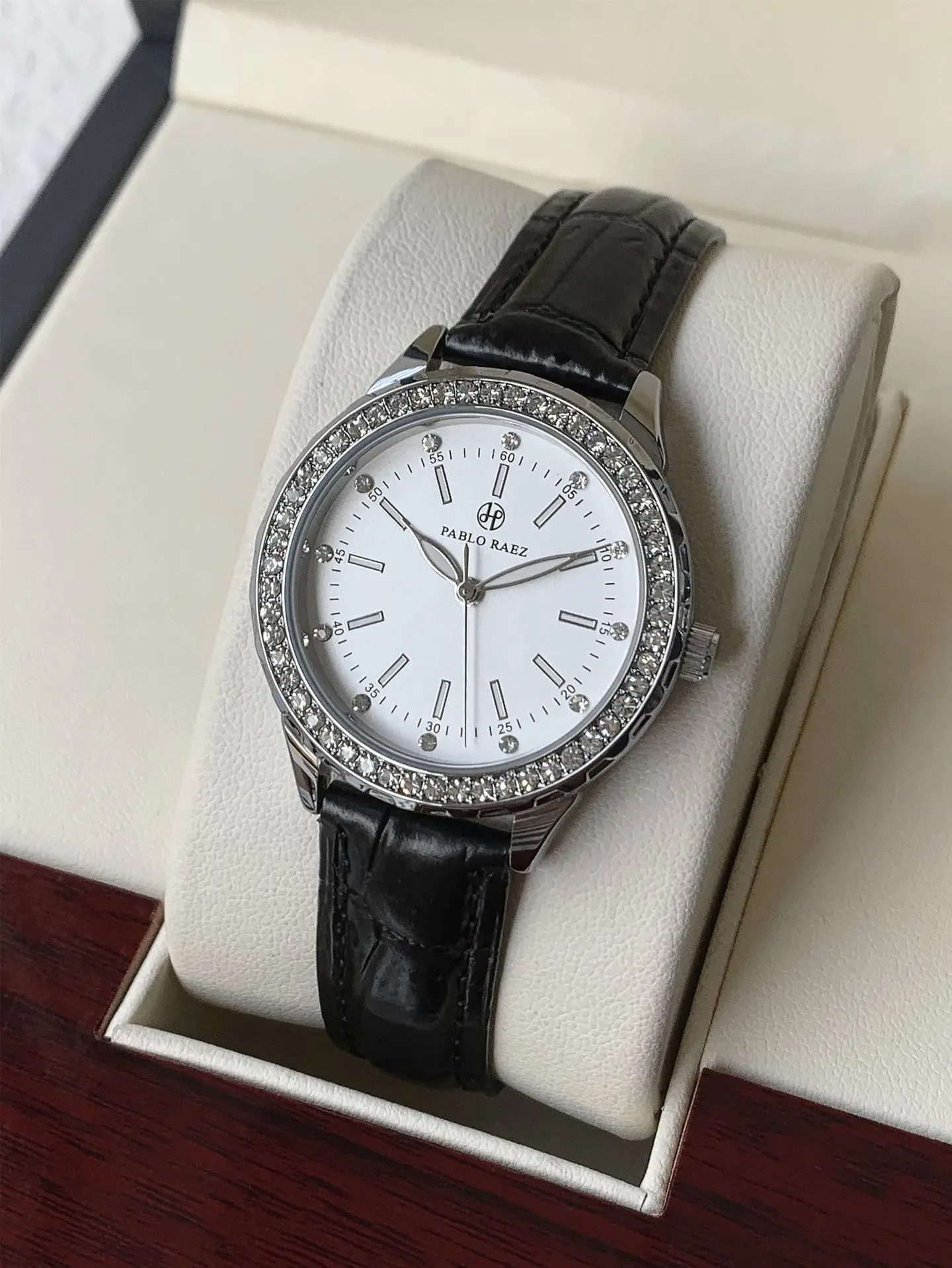 Luxury Rhinestone Ladies Watch Black Belt Quartz Waterproof — feature 6