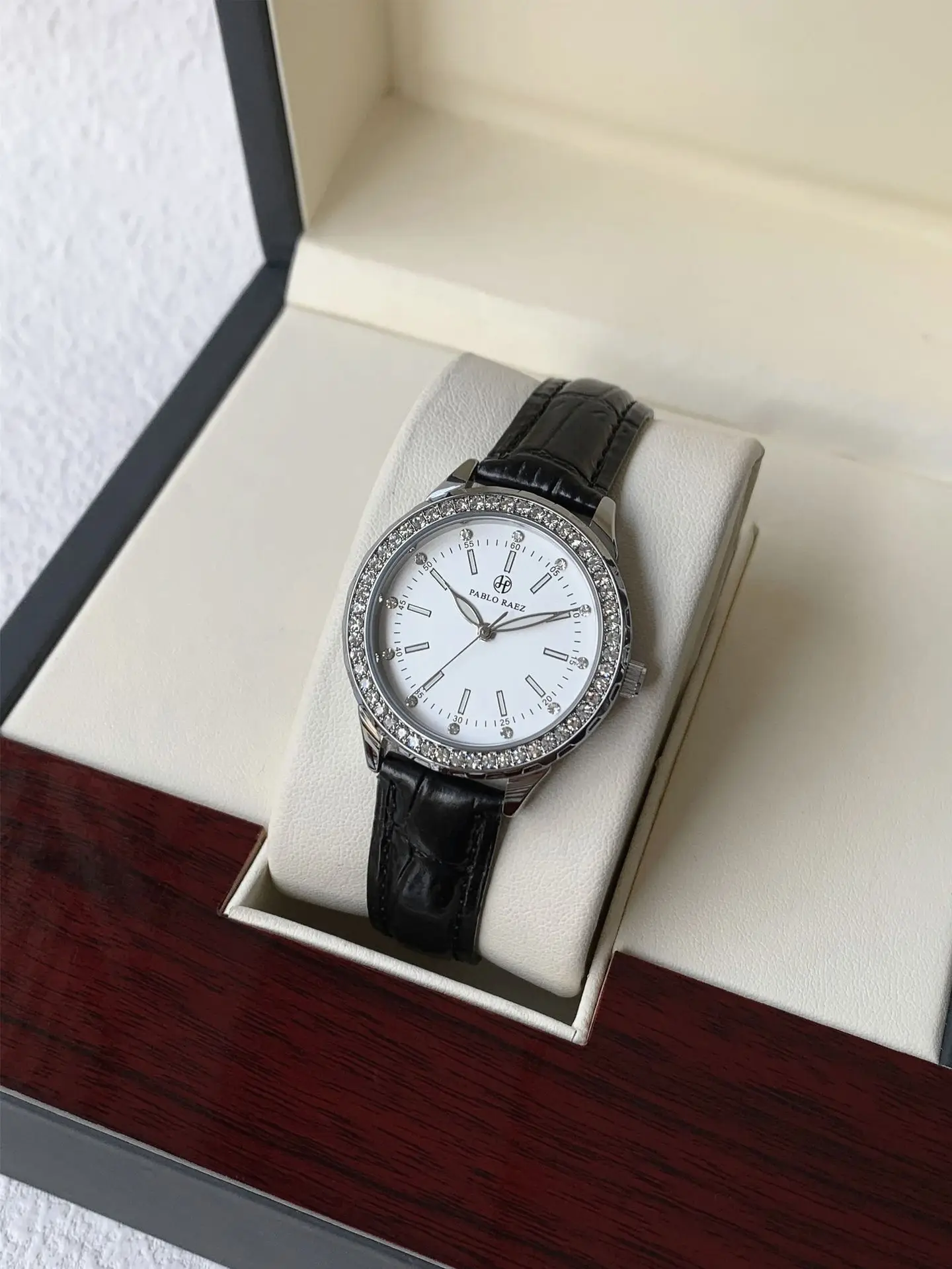 Luxury Rhinestone Ladies Watch Black Belt Quartz Waterproof — feature 7