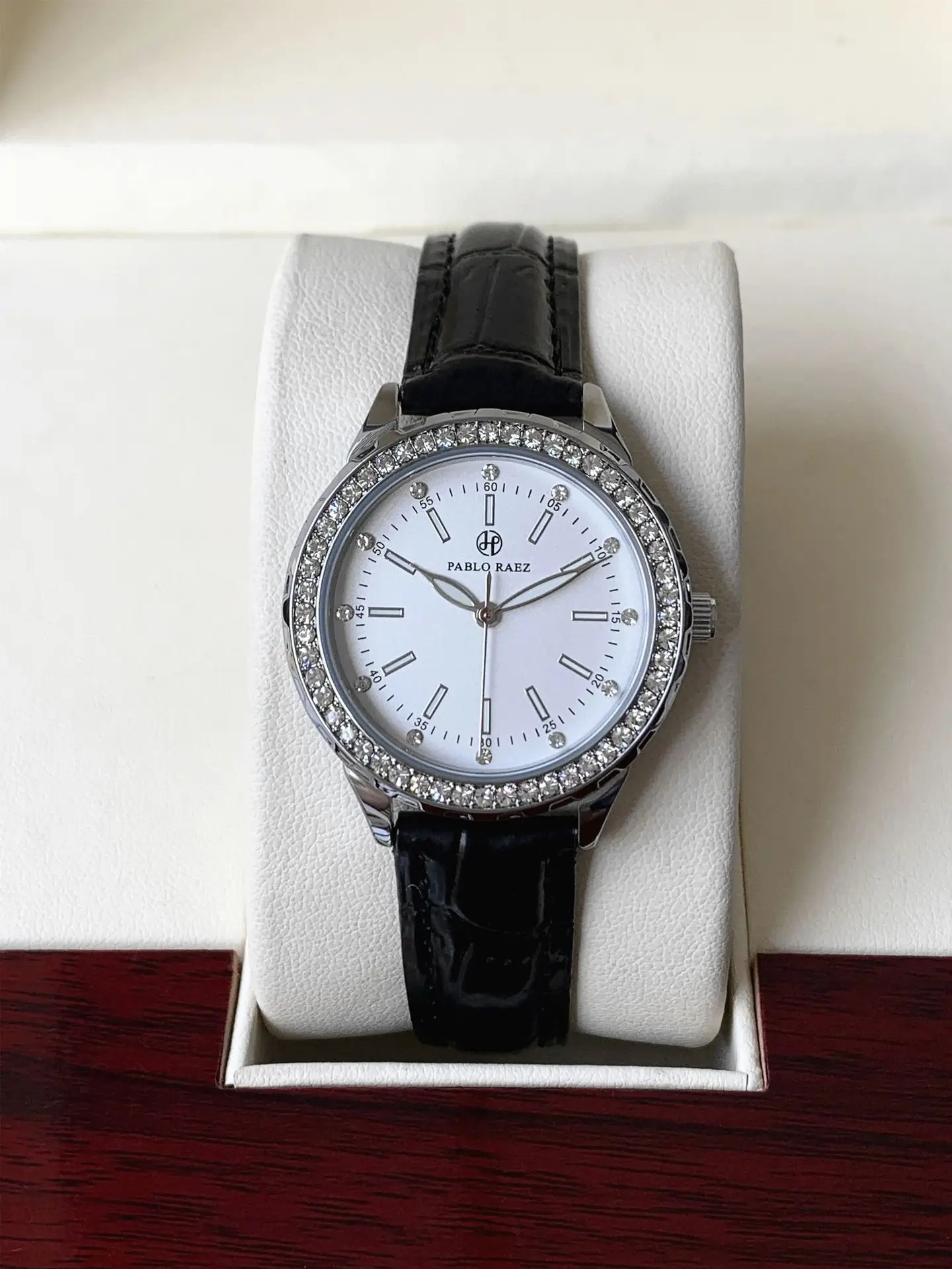 Luxury Rhinestone Ladies Watch Black Belt Quartz Waterproof — feature 8