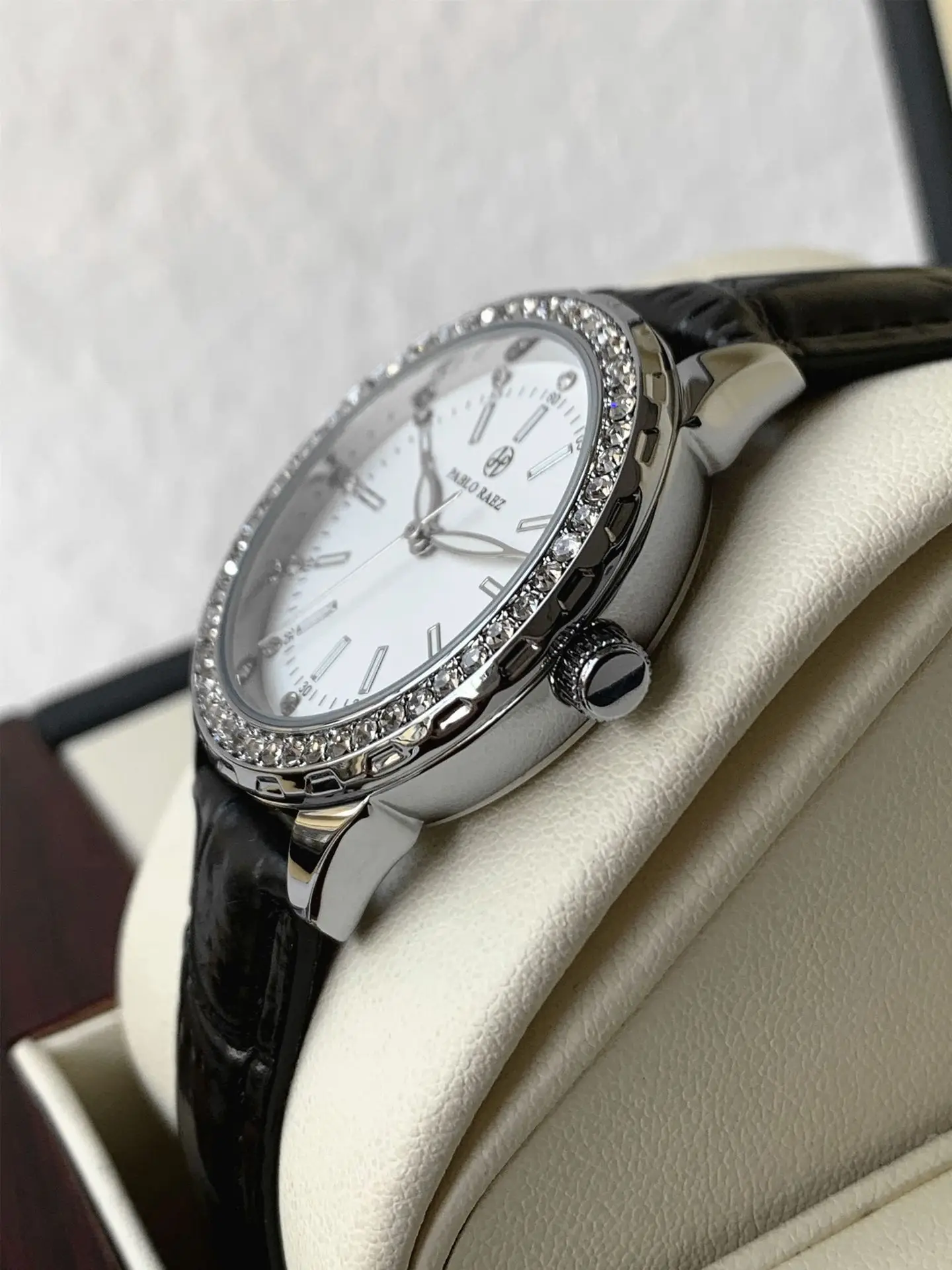 Luxury Rhinestone Ladies Watch Black Belt Quartz Waterproof — feature 9