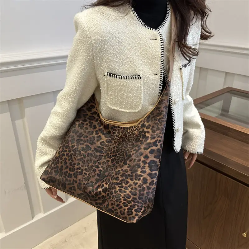 Leopard Print Large Capacity Women's Shoulder Tote Bag - Image 5