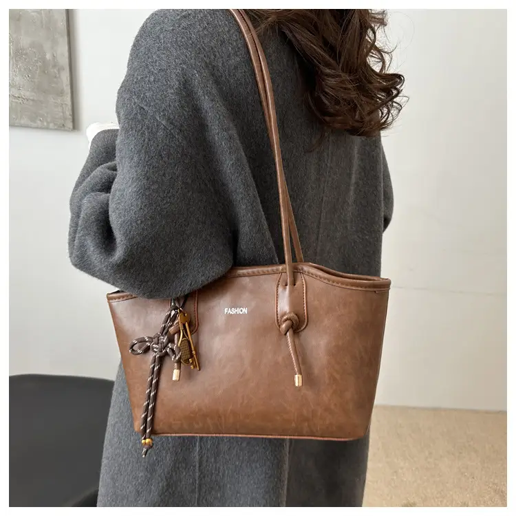 Women's Retro Texturistic Shoulder Bag 2024 — feature 16