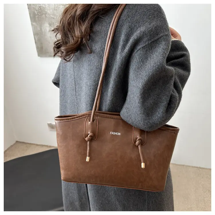 Women's Retro Texturistic Shoulder Bag 2024 — feature 17