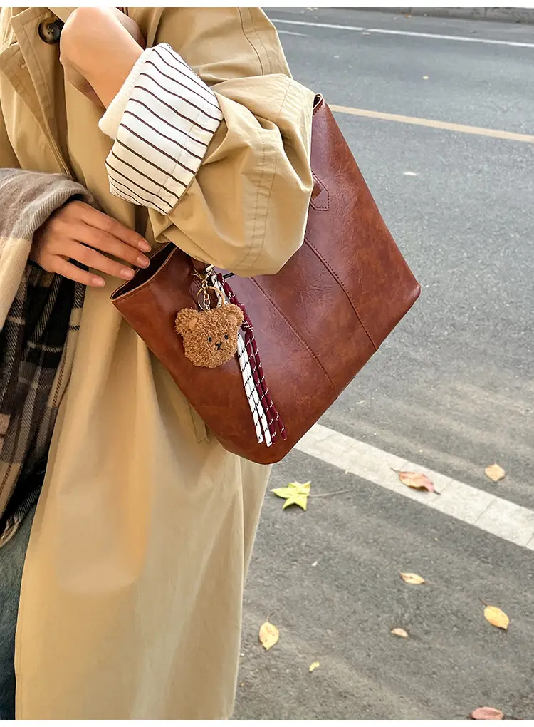 Women's Large Capacity Leather Shoulder Bag Brown — feature 11