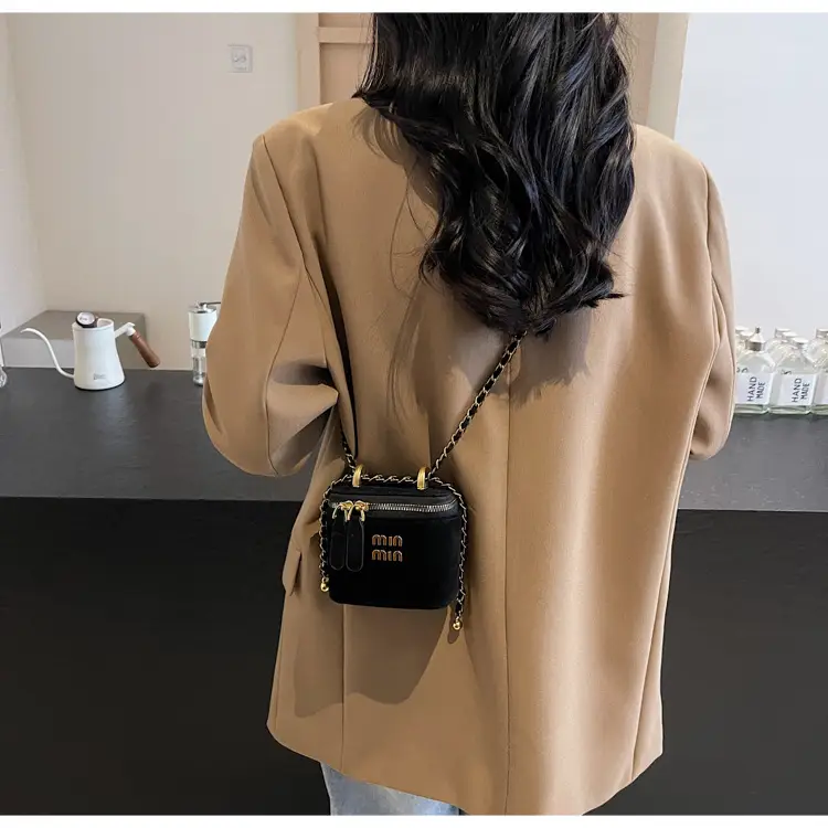 2026 Winter Retro Crossbody Bag for Men — feature 16