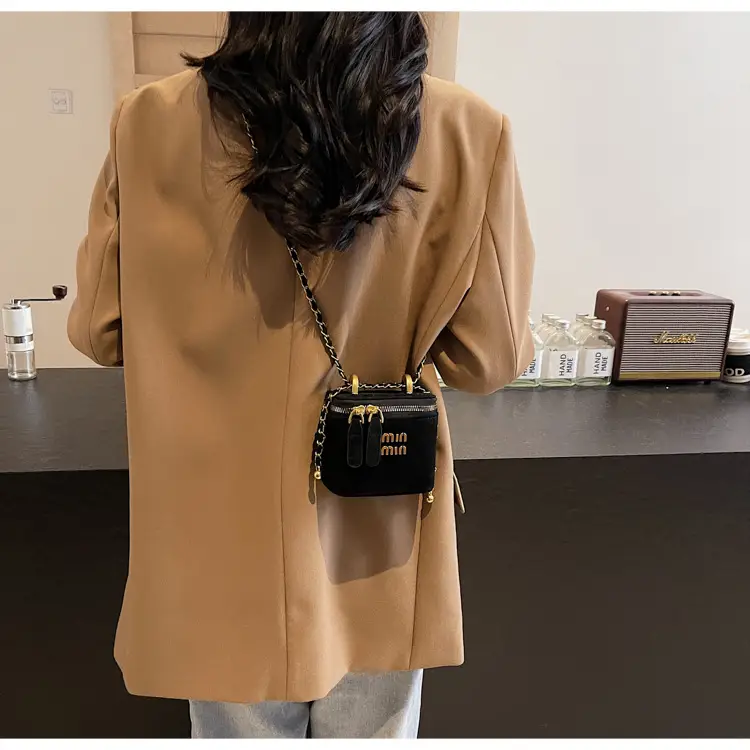 2026 Winter Retro Crossbody Bag for Men — feature 17
