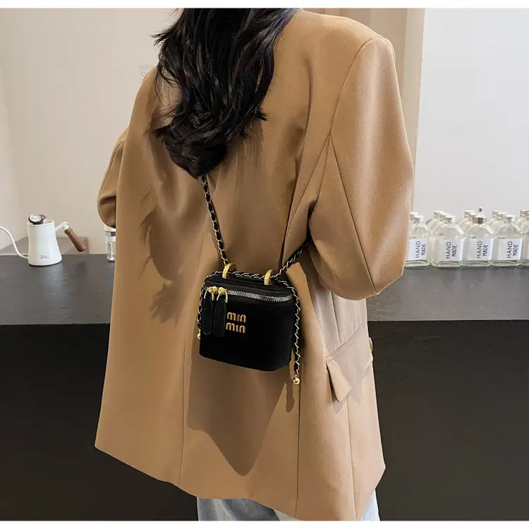 2026 Winter Retro Crossbody Bag for Men — feature 18