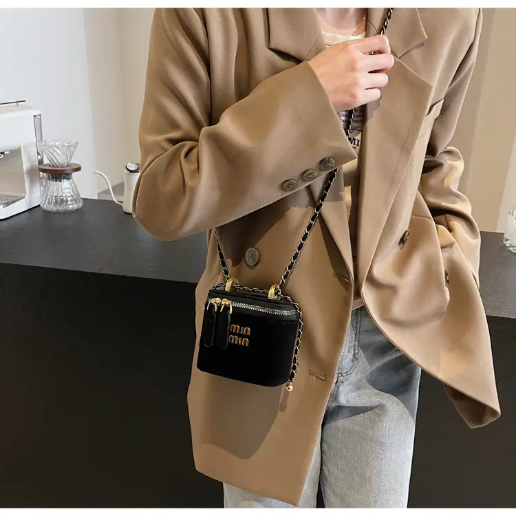 2026 Winter Retro Crossbody Bag for Men — feature 19