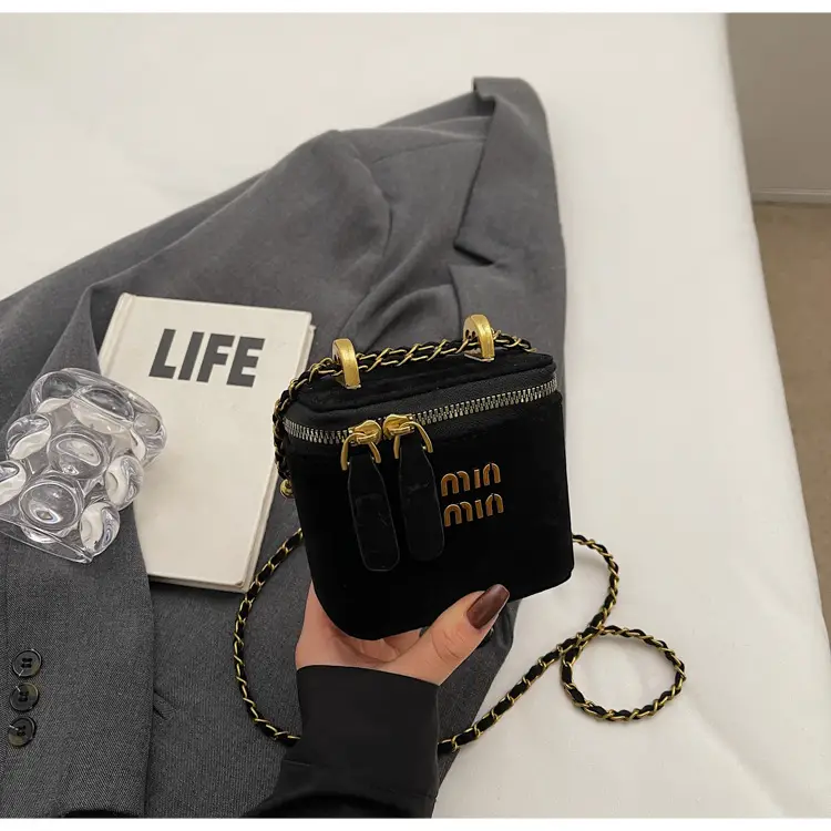 2026 Winter Retro Crossbody Bag for Men — feature 49
