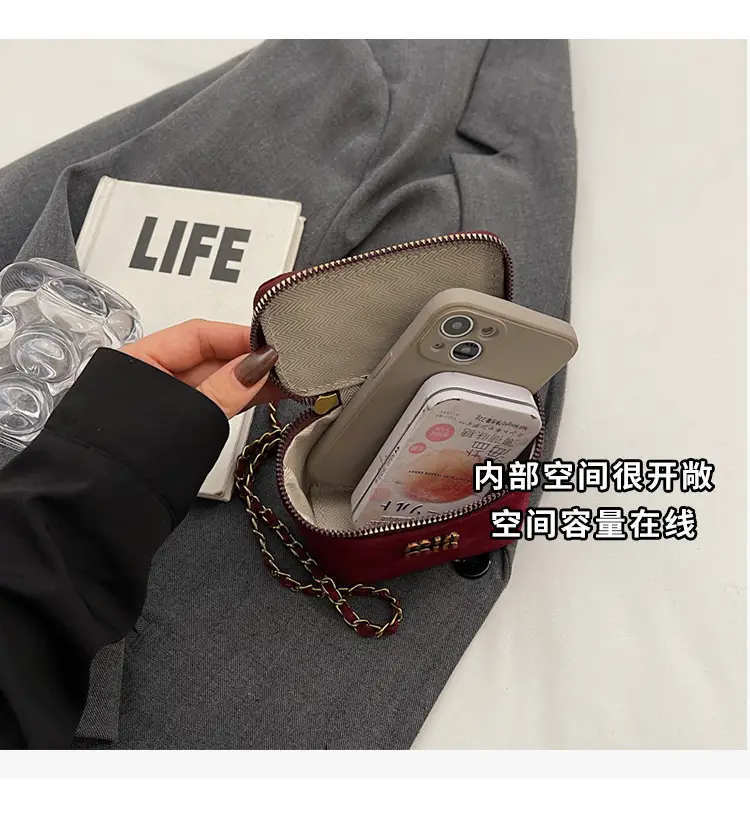 2026 Winter Retro Crossbody Bag for Men — feature 7