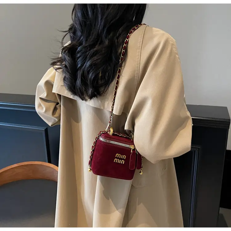 2026 Winter Retro Crossbody Bag for Men — feature 9