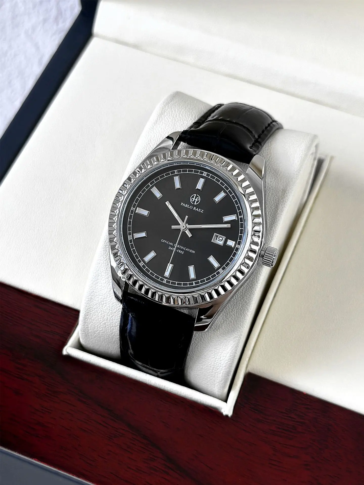 Men's Black Quartz Watch with Calendar & Waterproof Design — feature 10