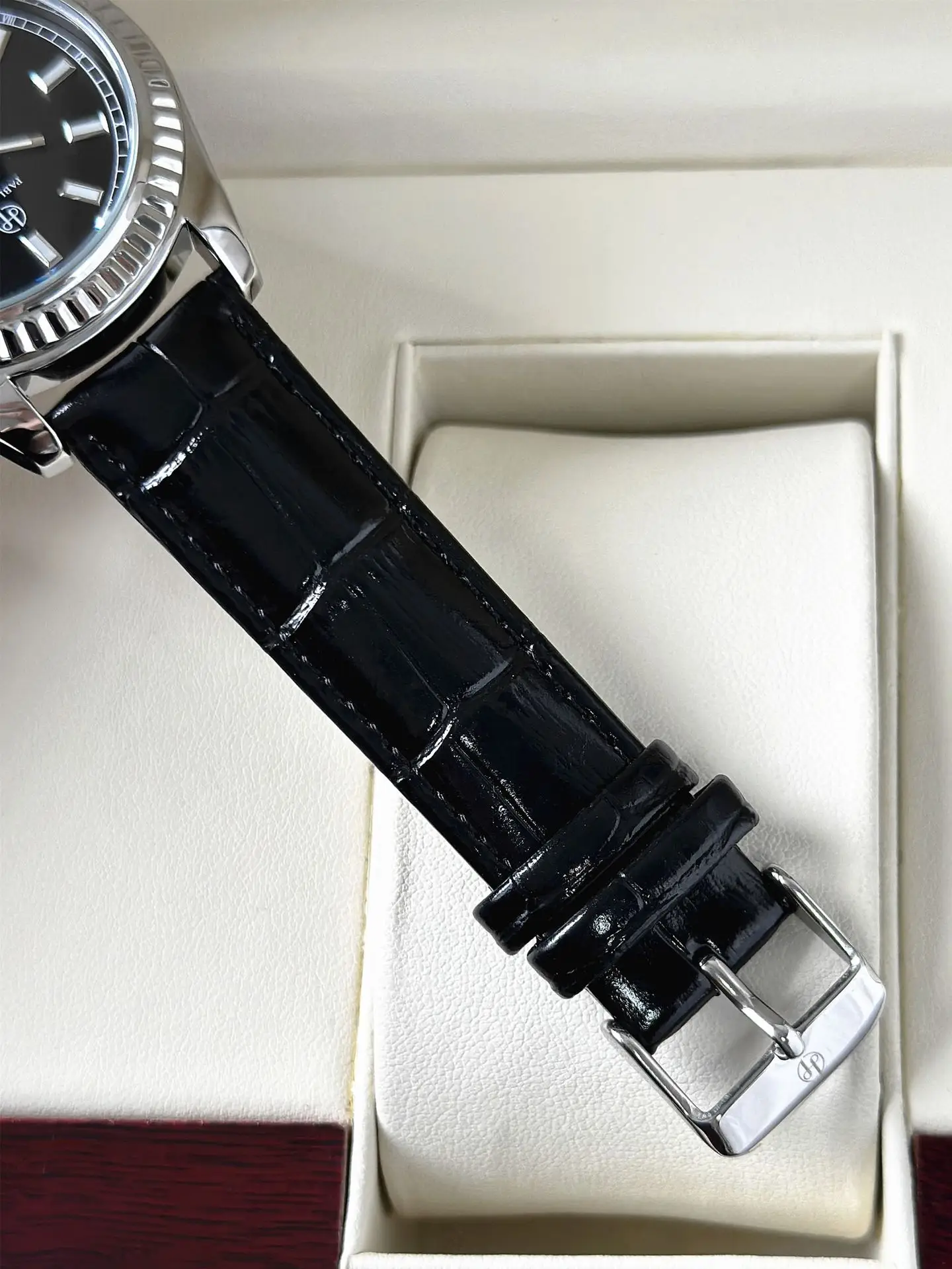 Men's Black Quartz Watch with Calendar & Waterproof Design — feature 11