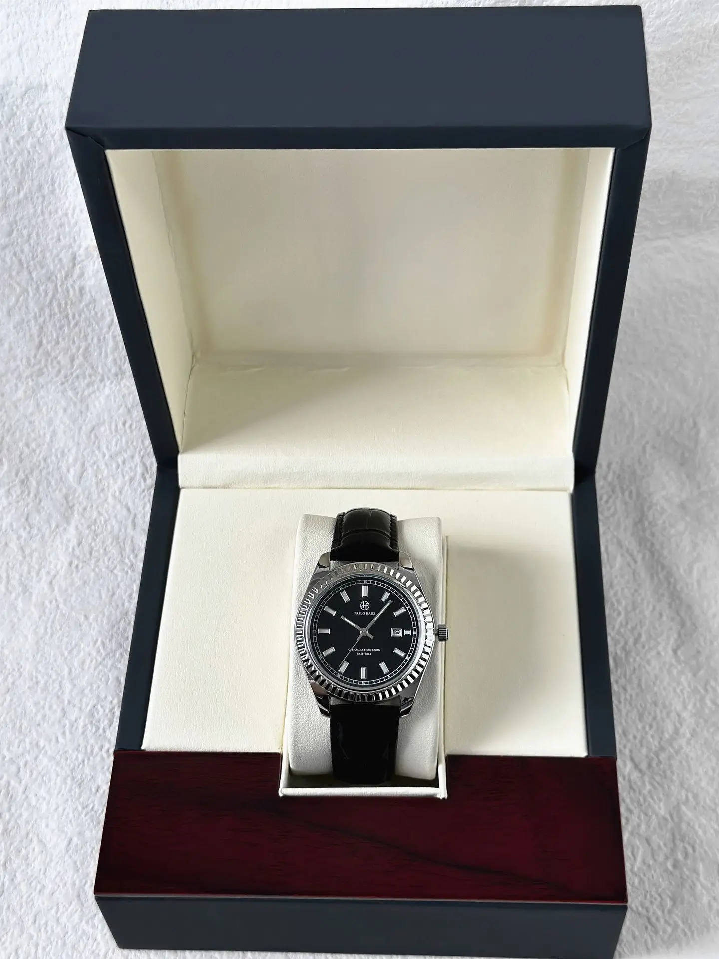 Men's Black Quartz Watch with Calendar & Waterproof Design — feature 14