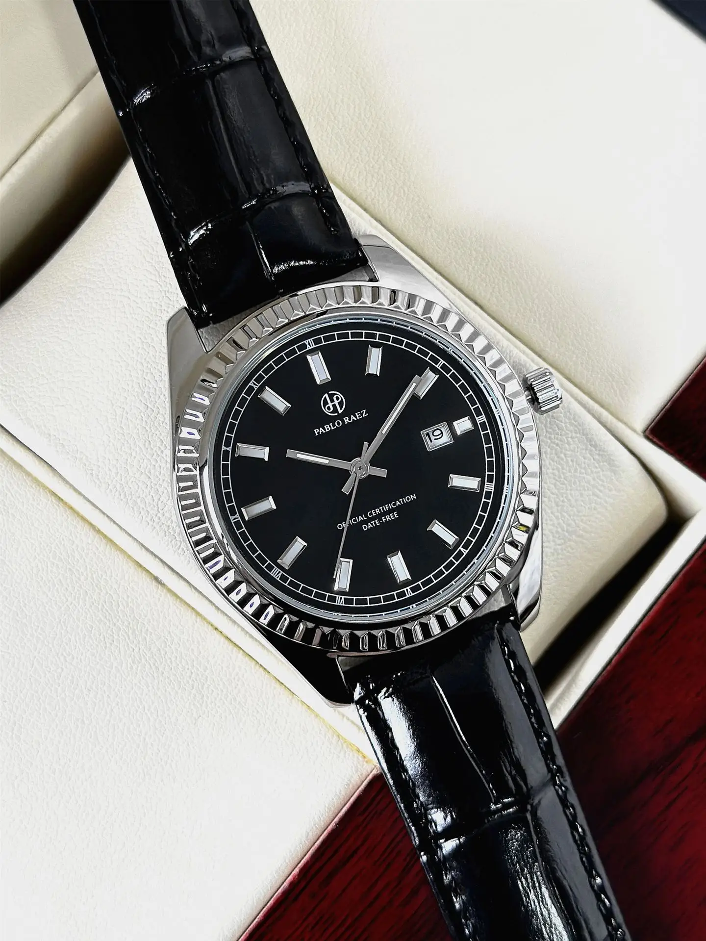 Men's Black Quartz Watch with Calendar & Waterproof Design — feature 9