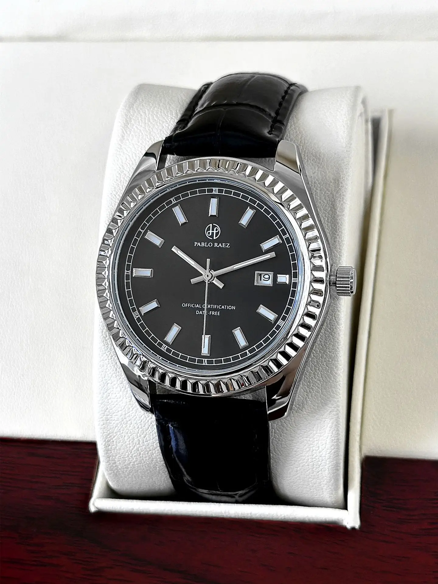 Men's Black Quartz Watch with Calendar & Waterproof Design - Image 3
