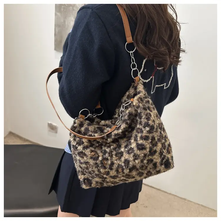 Mao Mao Plaid Leopard Print Shoulder Tote Bag — feature 9