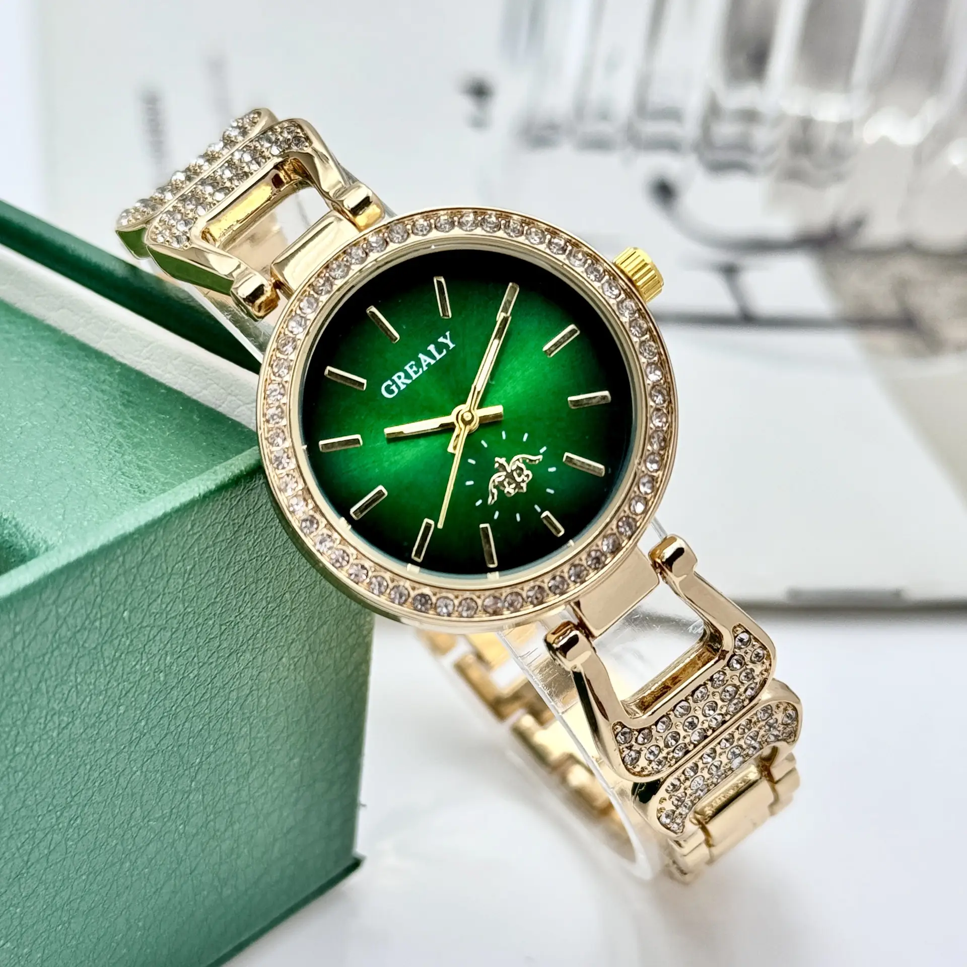 Elegant Green Dial Women's Quartz Watch with Diamond Bracelet — feature 10