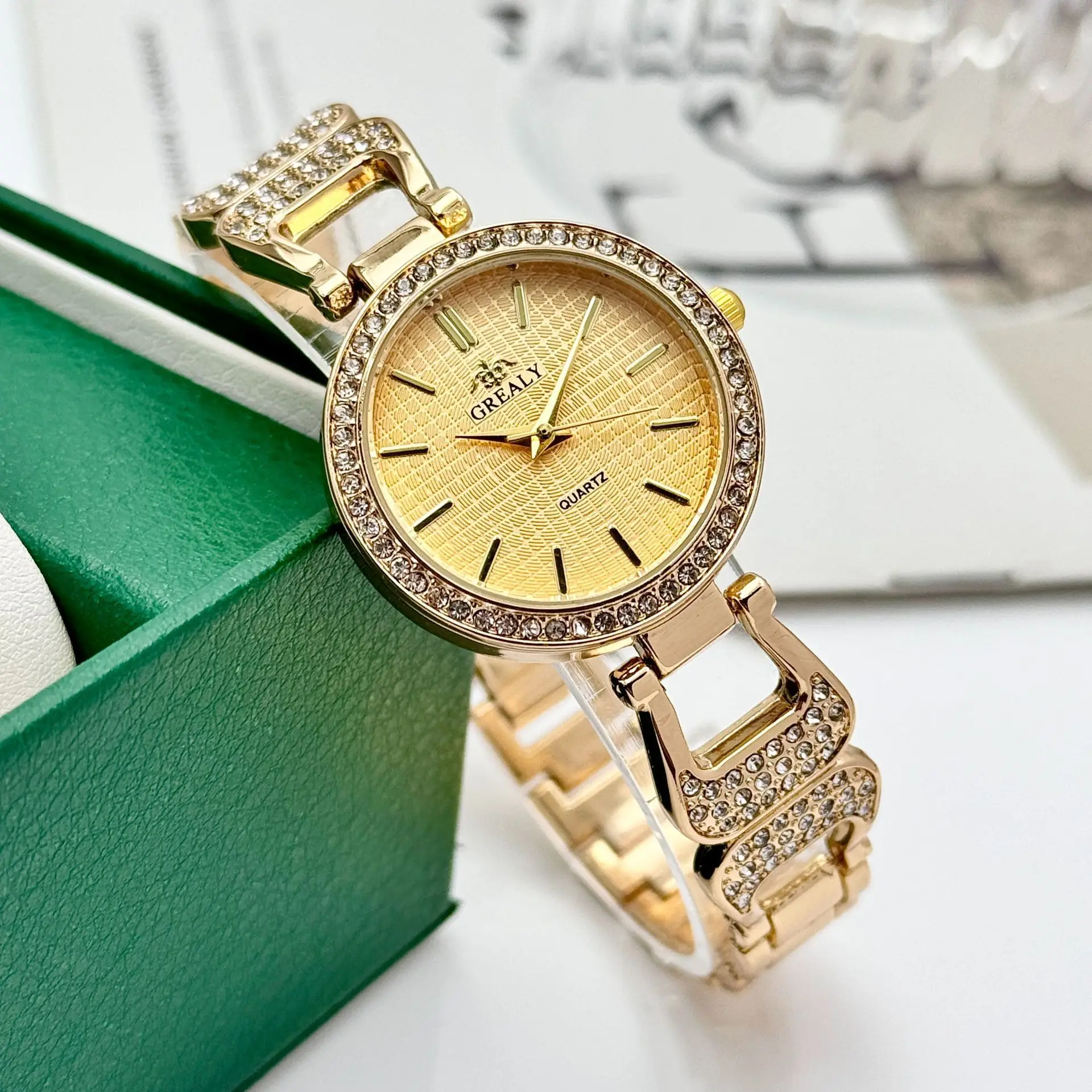 Elegant Green Dial Women's Quartz Watch with Diamond Bracelet — feature 11