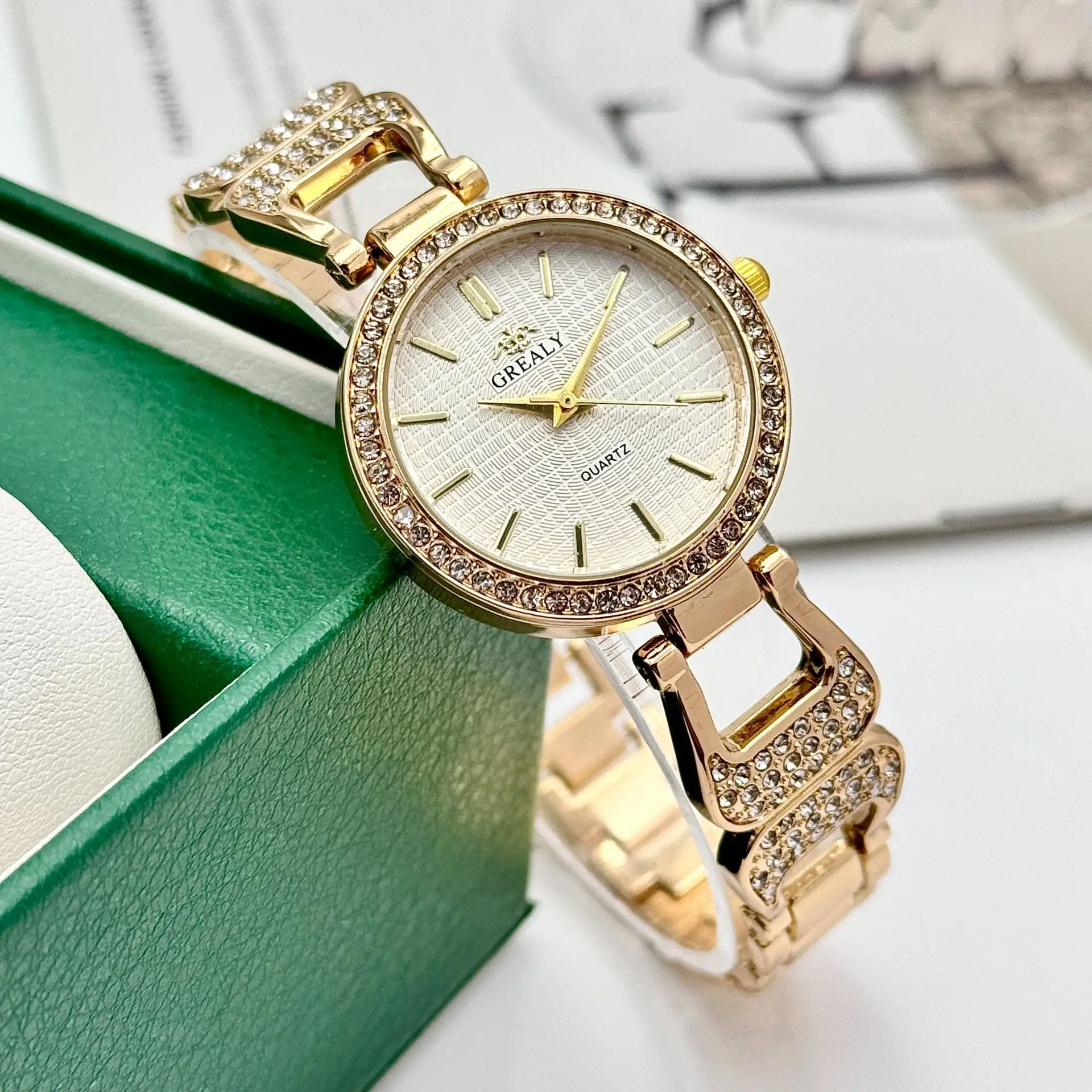 Elegant Green Dial Women's Quartz Watch with Diamond Bracelet — feature 12