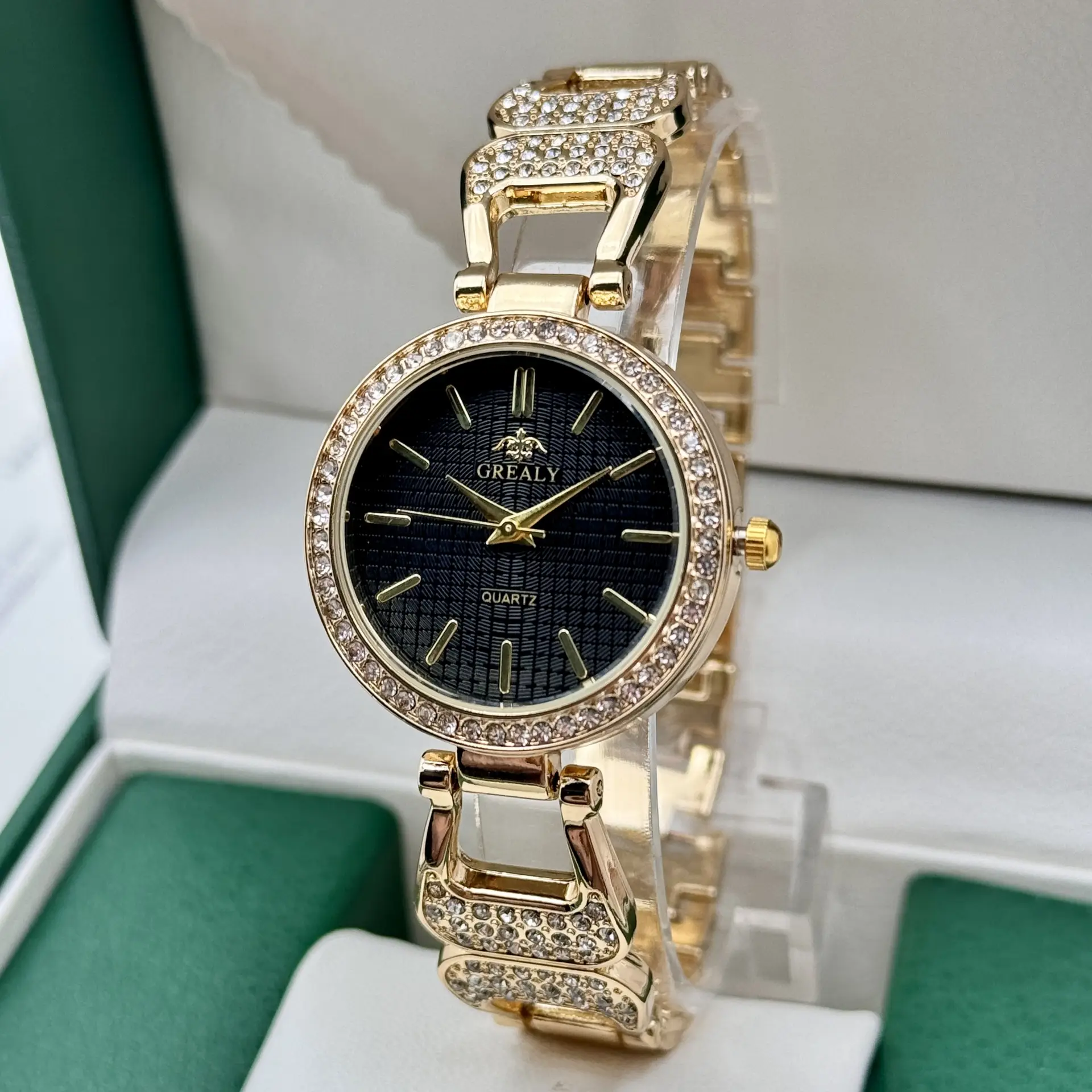 Elegant Green Dial Women's Quartz Watch with Diamond Bracelet — feature 13
