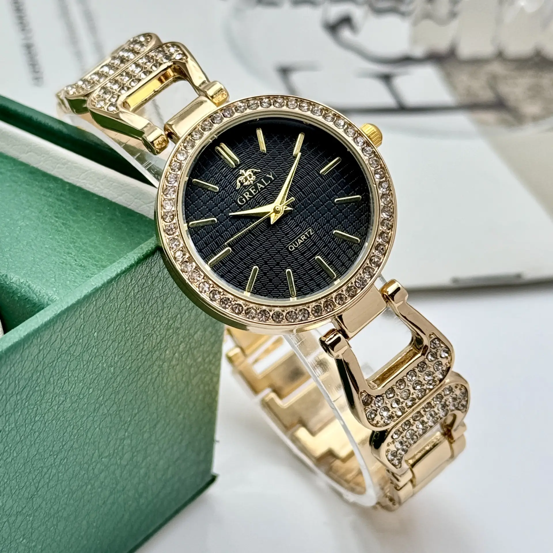 Elegant Green Dial Women's Quartz Watch with Diamond Bracelet — feature 14