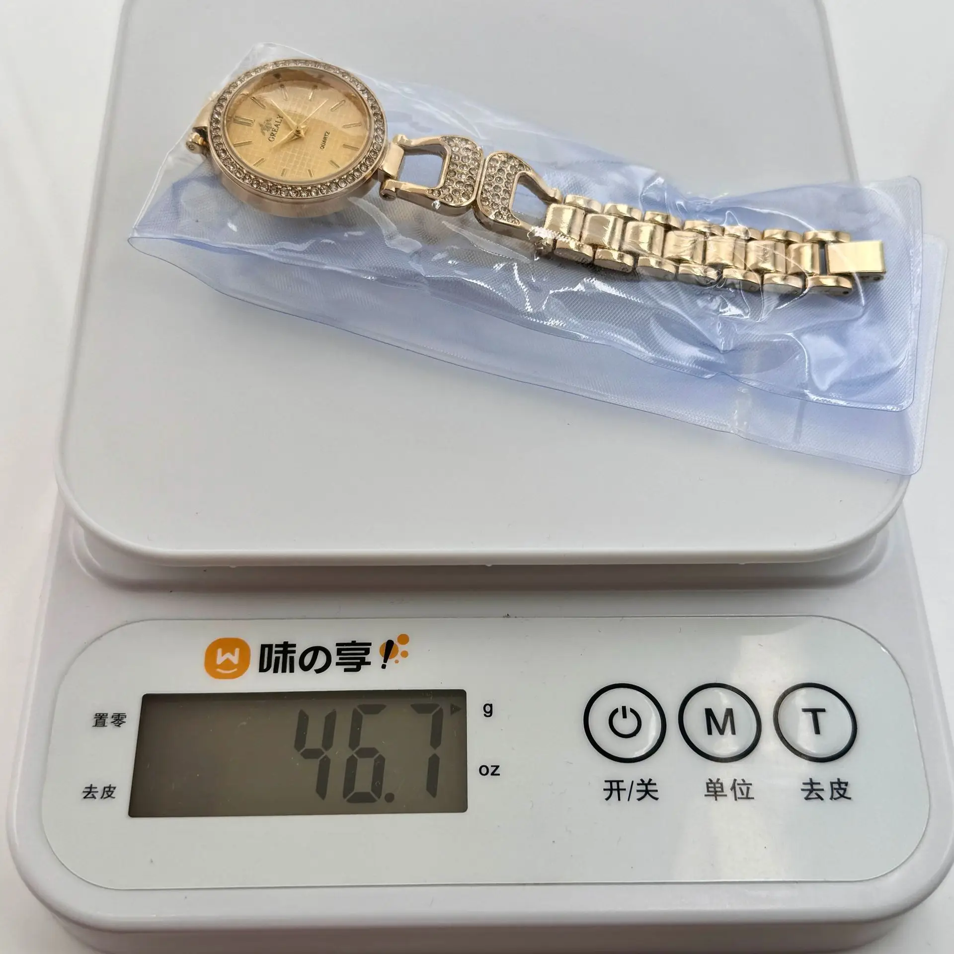 Elegant Green Dial Women's Quartz Watch with Diamond Bracelet — feature 3