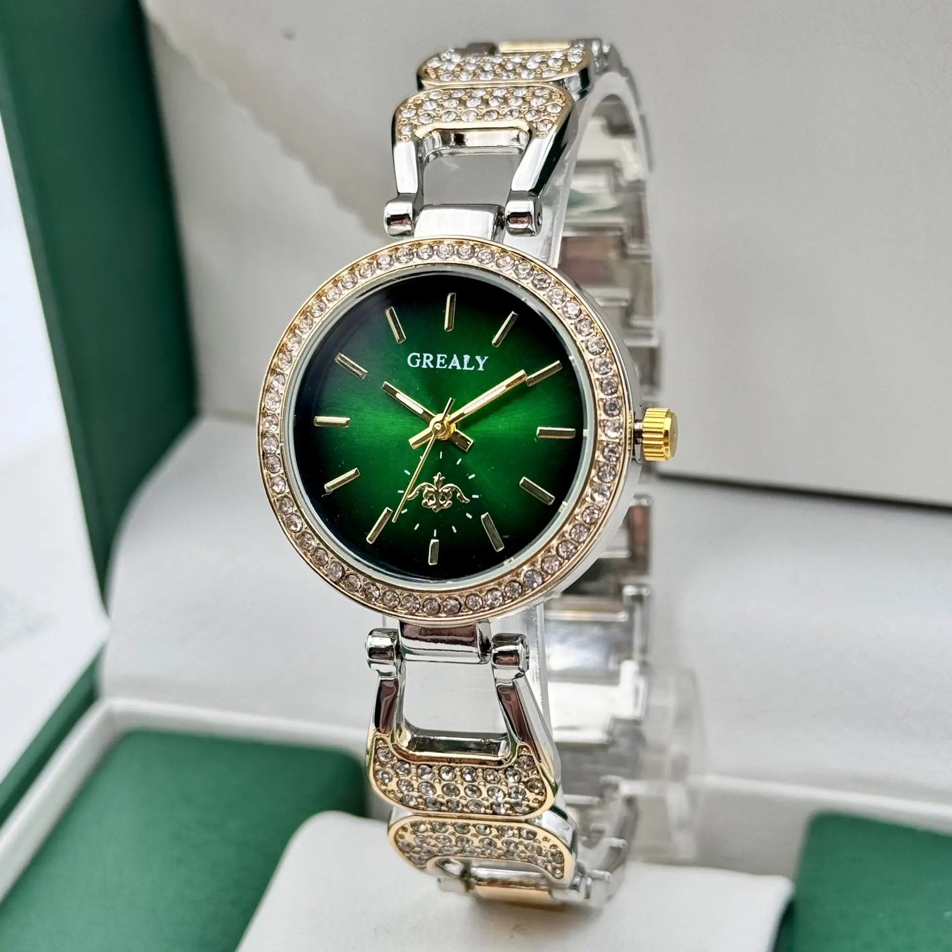 Elegant Green Dial Women's Quartz Watch with Diamond Bracelet — feature 4