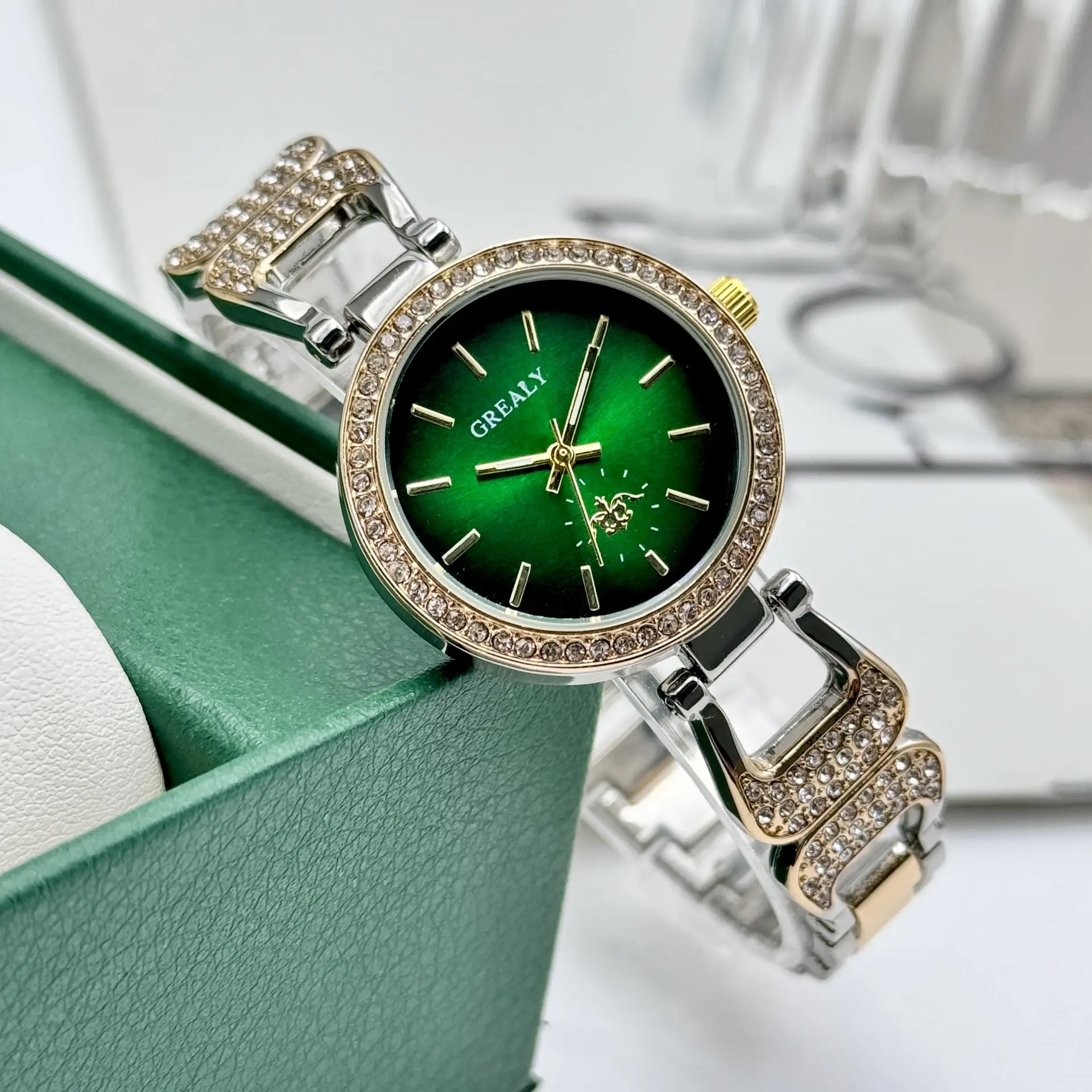 Elegant Green Dial Women's Quartz Watch with Diamond Bracelet — feature 5