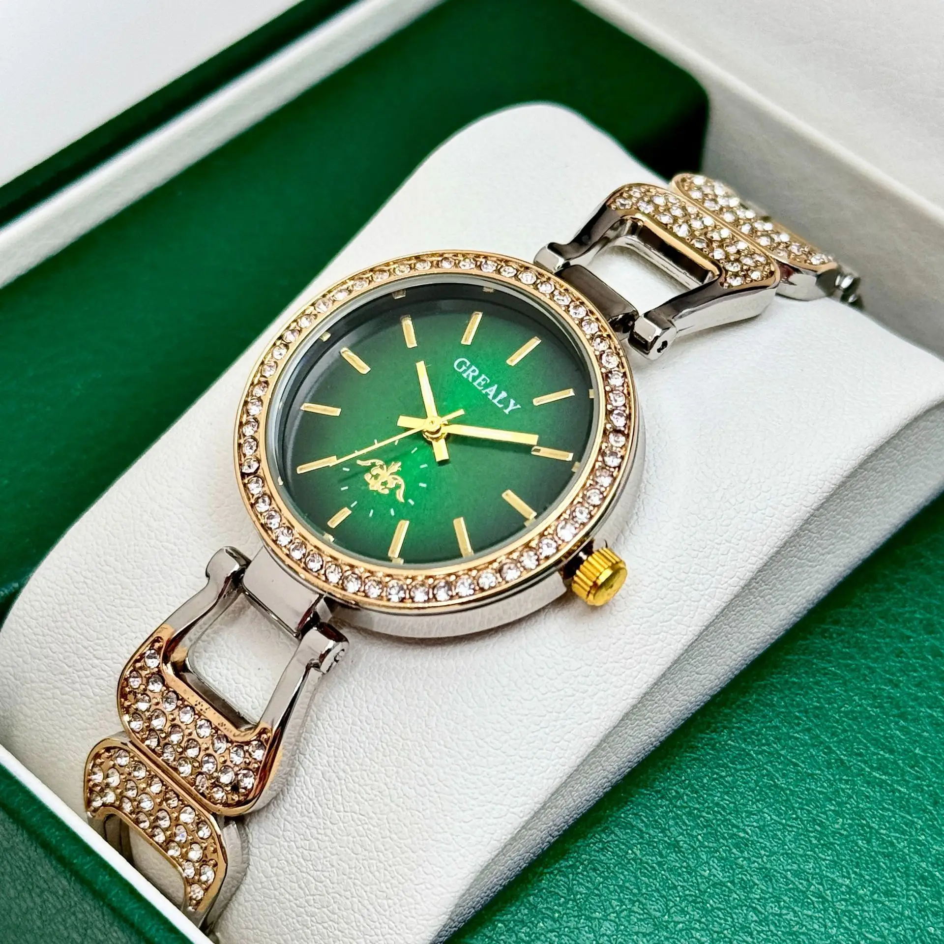 Elegant Green Dial Women's Quartz Watch with Diamond Bracelet — feature 6