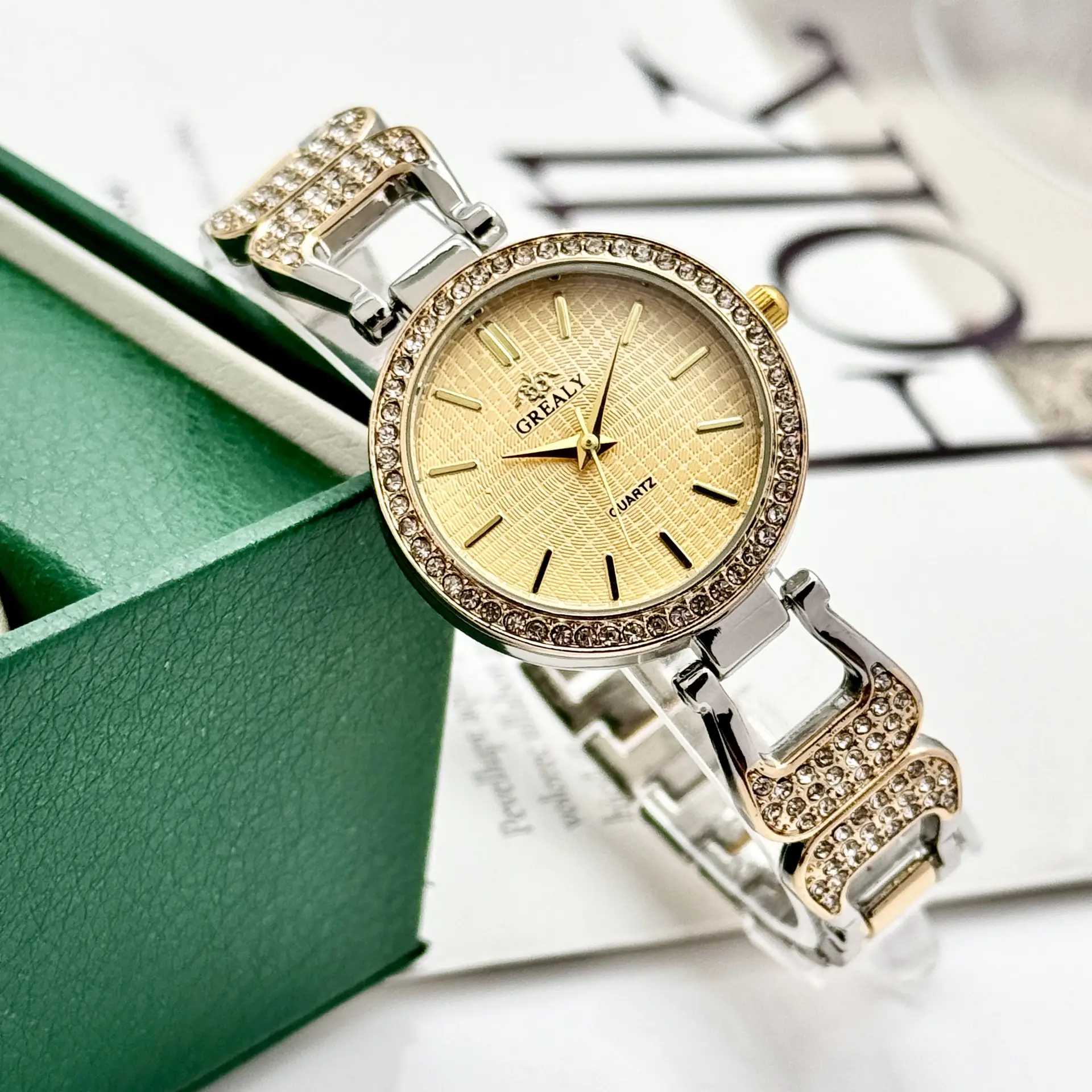 Elegant Green Dial Women's Quartz Watch with Diamond Bracelet — feature 8
