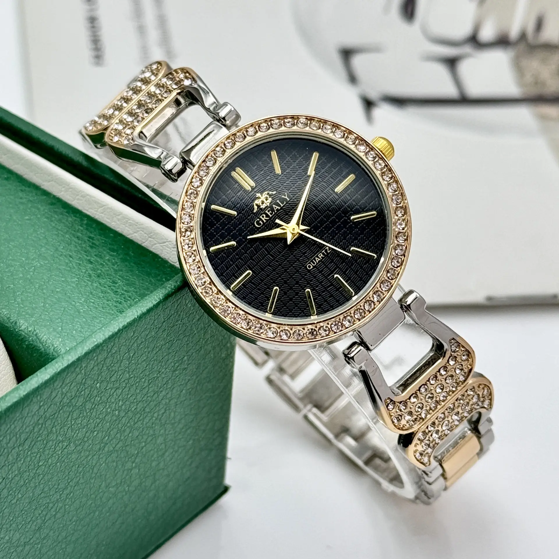 Elegant Green Dial Women's Quartz Watch with Diamond Bracelet — feature 9