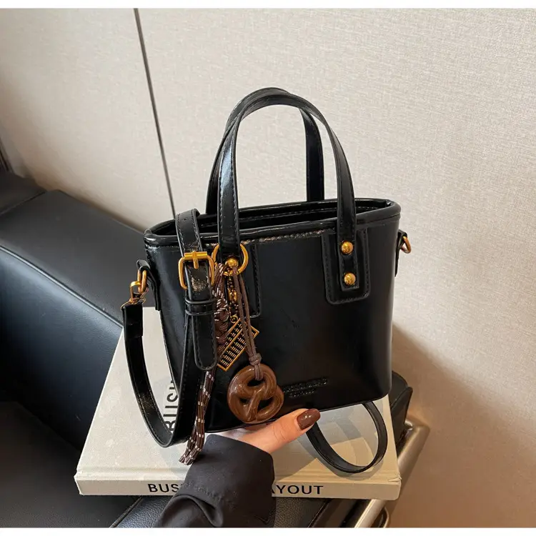 Black Leather Shoulder Bag for Women 2026 Autumn — feature 13