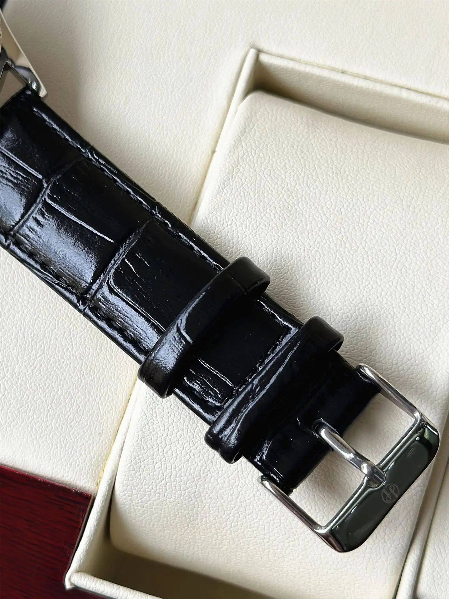 Men's Black Quartz Watch with Leather Strap — feature 10