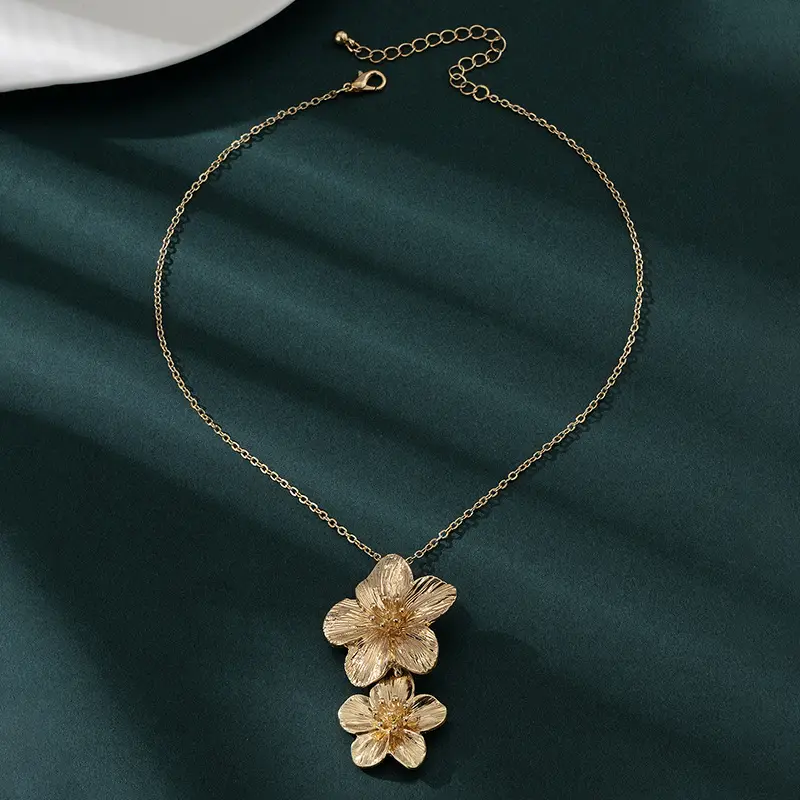 European and American Cross-border Metal Pleated Flower Pendant Necklace Vintage High Fashion Style Texture Petal Clavicle Chain Necklace