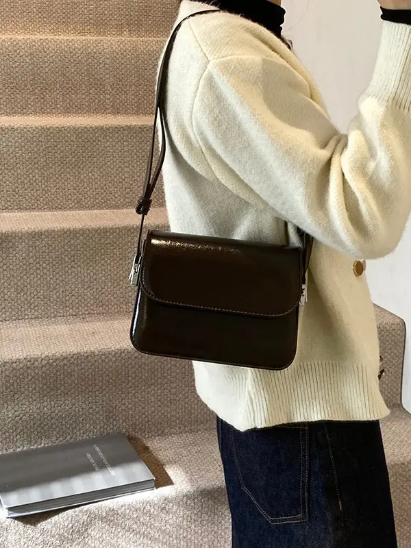 Stylish Black Square Crossbody Bag for Women - Image 7