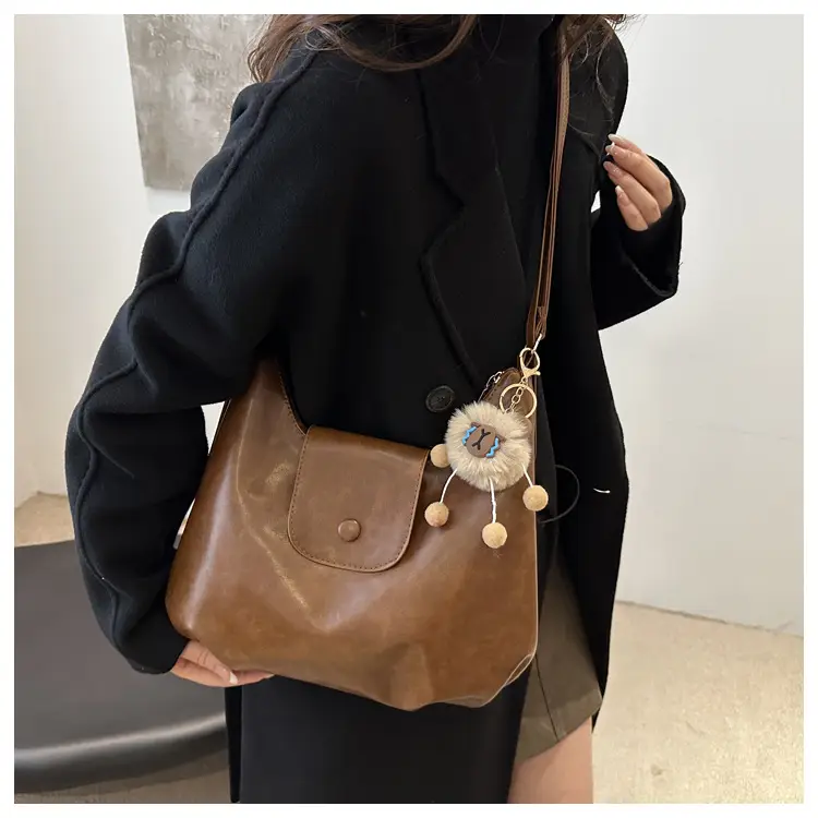 Black Leather Shoulder Bag for Women Winter 2025 — feature 10