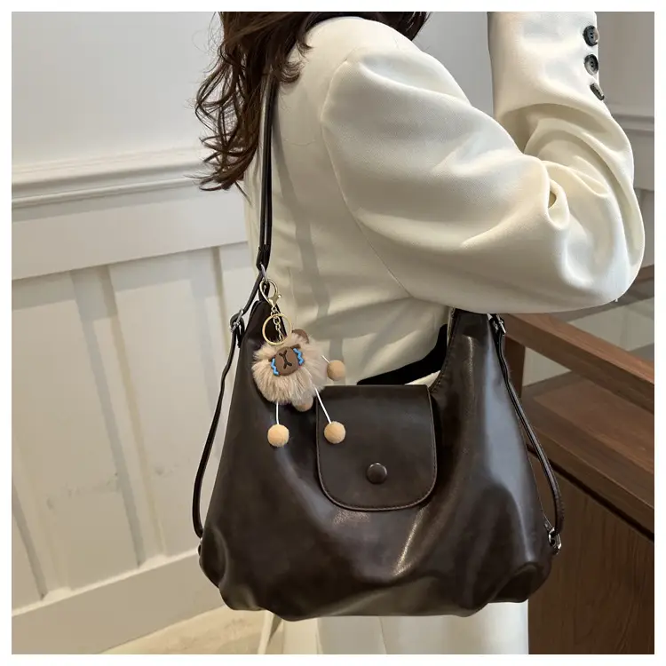 Black Leather Shoulder Bag for Women Winter 2025 — feature 11