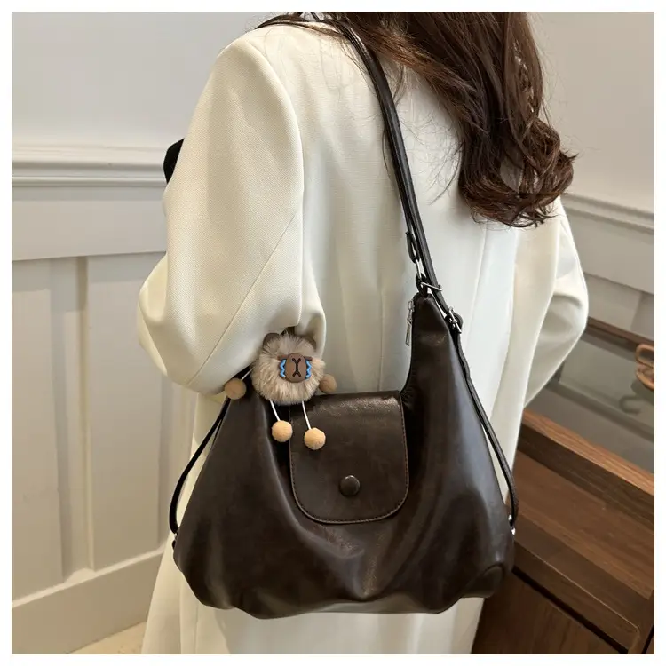 Black Leather Shoulder Bag for Women Winter 2025 — feature 12