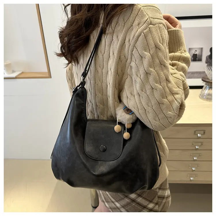 Black Leather Shoulder Bag for Women Winter 2025 — feature 14