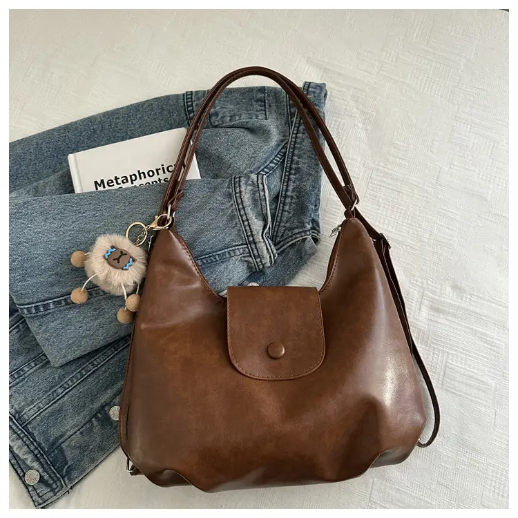 Black Leather Shoulder Bag for Women Winter 2025 — feature 17