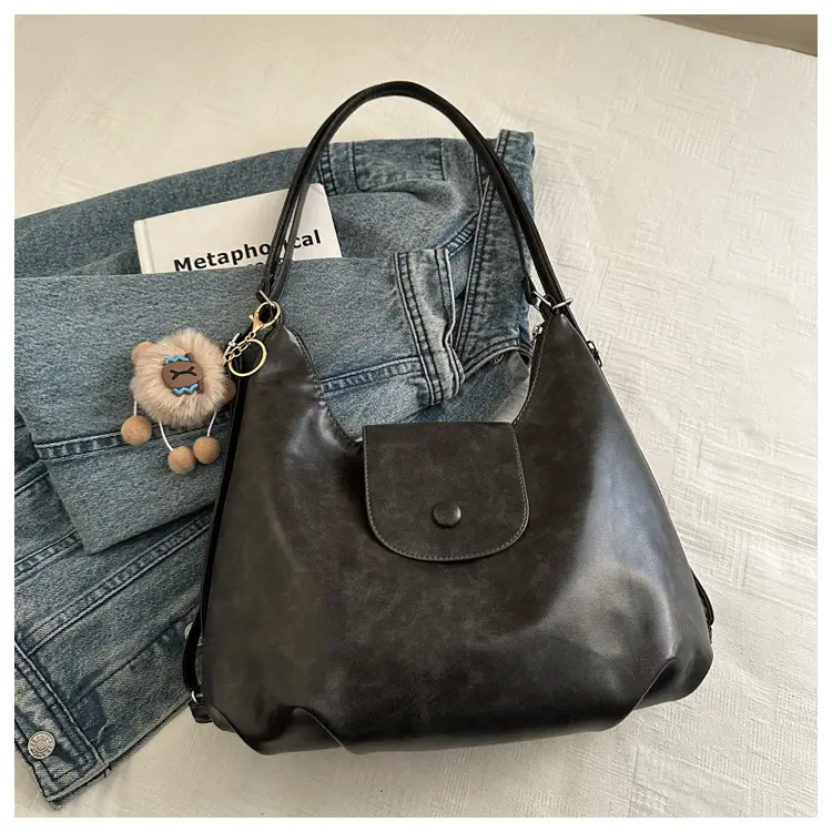 Black Leather Shoulder Bag for Women Winter 2025 — feature 18