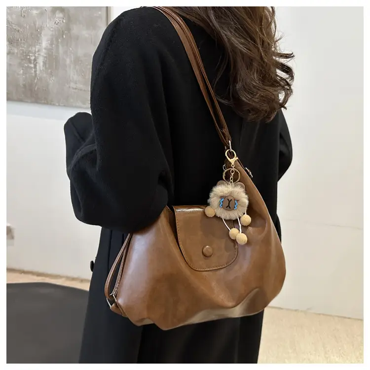 Black Leather Shoulder Bag for Women Winter 2025 — feature 8